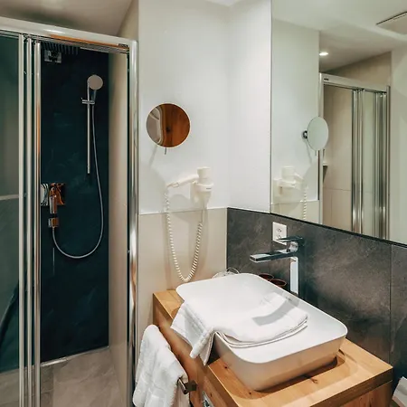 Wellnesshotel Engadin فندق سامنون