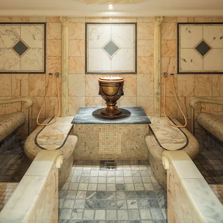 Wellnesshotel Engadin سامنون