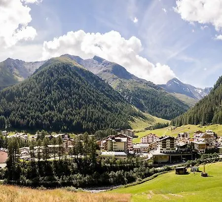 Wellnesshotel Engadin سامنون