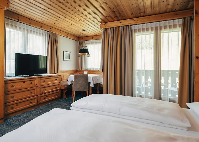 Wellnesshotel Engadin מלון זאמנאון