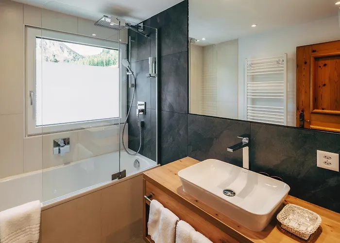 מלון Wellnesshotel Engadin זאמנאון