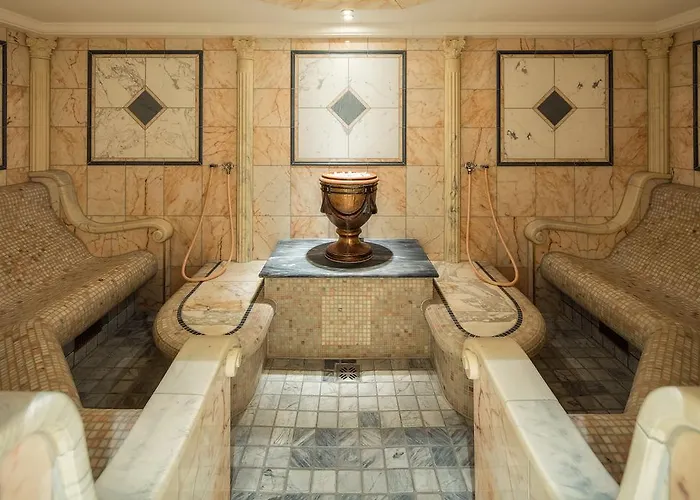 Wellnesshotel Engadin מלון זאמנאון